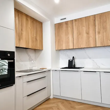 Scandinavian With Garage Near Centre *